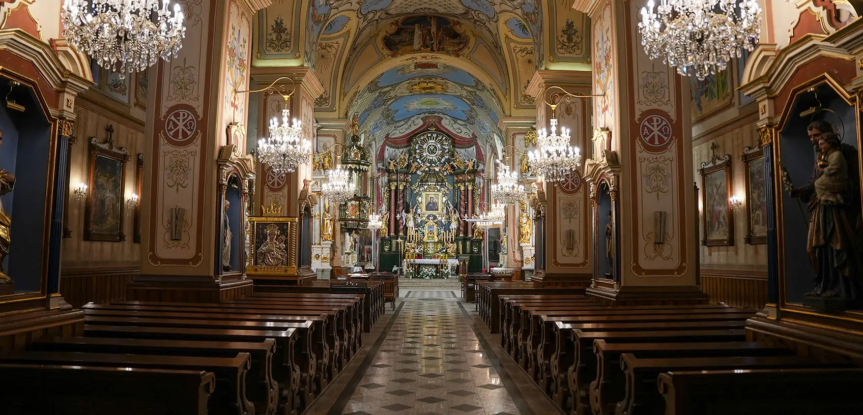 Wnętrze kościoła w Rychwałdzie – nawa i ołtarz główny, miejsce nabożeństw parafii i sanktuarium